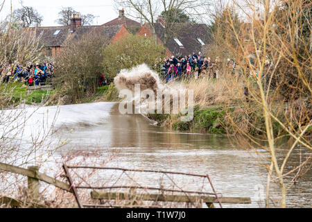 Ein 5-Sterne-Hotel Severn Bore auf 22/3/2019 brechen gegen die Bank und durchnässen Zuschauer an Minsterworth, Gloucestershire, Großbritannien Stockfoto