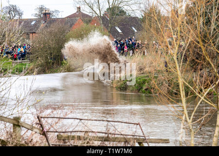 Ein 5-Sterne-Hotel Severn Bore auf 22/3/2019 brechen gegen die Bank und durchnässen Zuschauer an Minsterworth, Gloucestershire, Großbritannien Stockfoto