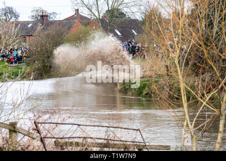 Ein 5-Sterne-Hotel Severn Bore auf 22/3/2019 brechen gegen die Bank und durchnässen Zuschauer an Minsterworth, Gloucestershire, Großbritannien Stockfoto