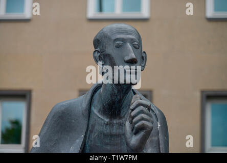 Statue Albertus Magnus, Universitaet zu Koeln, Hauptgebaeude, Albertus-Magnus-Platz, Lindenthal, Köln, Nordrhein-Westfalen, Deutschland Stockfoto