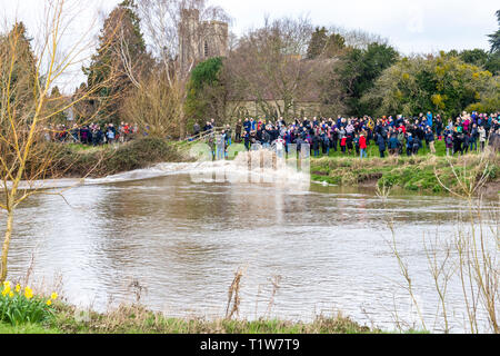 Ein 5-Sterne-Hotel Severn Bore auf 22/3/2019 brechen gegen die Bank und durchnässen Zuschauer an Minsterworth, Gloucestershire, Großbritannien Stockfoto