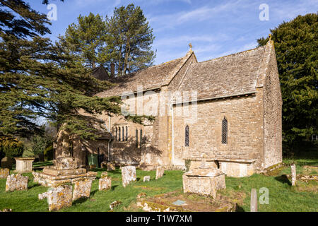 Die normannische Kirche St. Bartholomäus in der Cotswold Dorf Winstone, Gloucestershire, Großbritannien Stockfoto