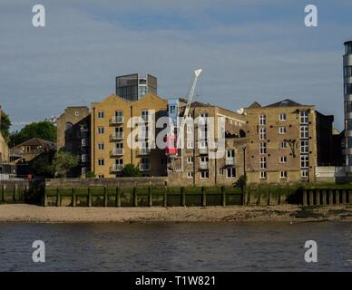 Apartments aus alten Lagerhallen auf der Themse, London, England umgewandelt. Stockfoto