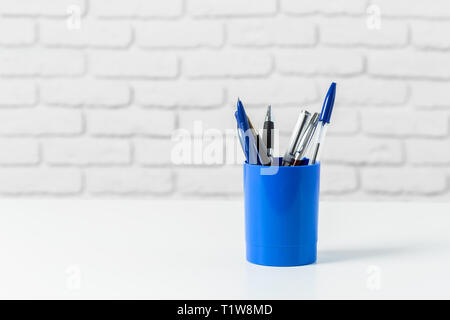 Stifte oder Schreiben von Tools auf weißen Tisch Stockfoto