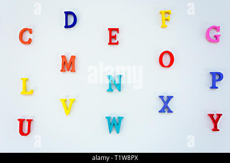 Englische Alphabet schreiben Muster auf weißem Hintergrund Stockfoto