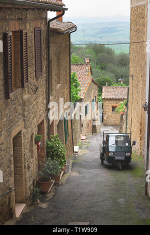 Verwinkelten Gassen an einem regnerischen Frühlingstag in einem kleinen magischen Dorf Pienza mit Folk Motorrad, Toskana. Italien Stockfoto