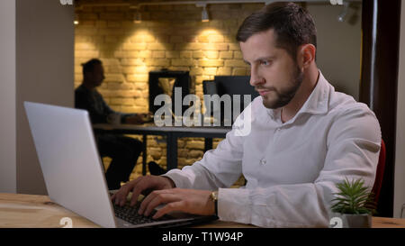 Closeup Schießen von Erwachsenen kaukasischen Geschäftsmann Tippen auf dem Laptop zuhause im Büro Stockfoto