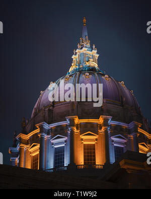 Die Kuppel des San Francisco City Hall bei Nacht beleuchtet Stockfoto