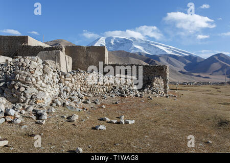 Traditionelles Haus vor Mount Muztagata. In der Nähe von Lake Karakul (Karakorum Highway, Provinz Xinjiang, China) erfasst Stockfoto