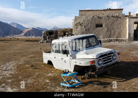 Zertruemmerten Auto, in der Nähe der Karakul See gefangen, an der Autobahn von Karakorum (Provinz Xinjiang, China) Stockfoto