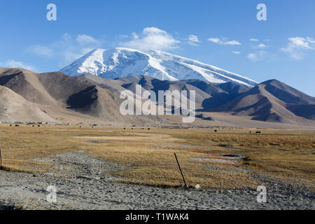 Muztagh Ata Berg, Nähe See Karakul (Karakorum Highway, Xinjiang, China) erfasst Stockfoto