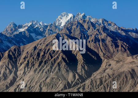 Nahaufnahme von schneebedeckten Bergen in der Nähe von Tashgurkan. Die Stadt Tashgurkan ist am besten für die alten Stein Fort bekannt. Entlang des Karakorum Highway. Stockfoto