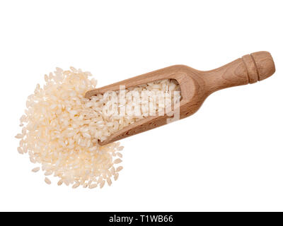 Short Grain risotto Reis, mit Holz- schaufel, auf weißem Hintergrund. Stockfoto