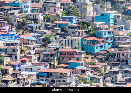 Santa Catarina Palopo, Atitlan See, Guatemala - Dezember 29, 2018: Malerei Projekt in der Stadt am See malt Häuser mit traditioneller Kleidung Designs. Stockfoto