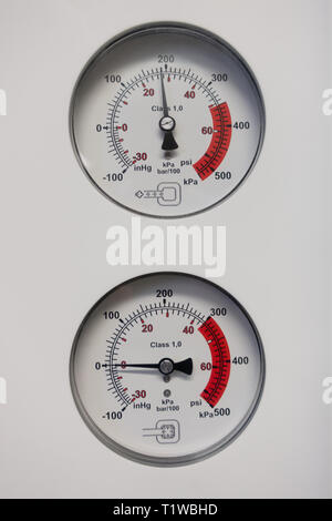 Zwei Barometer zeigen den Druck Stockfoto