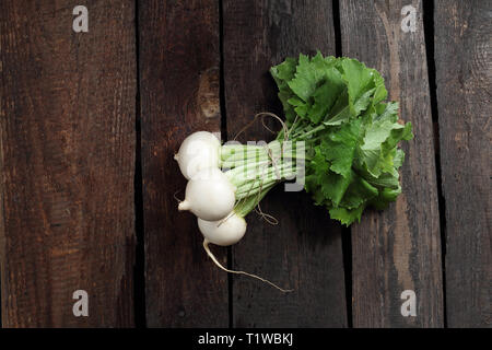 Eine Zusammensetzung von organischen grünes Gemüse direkt aus dem Garten. Gemüse auf einem Holz- Hintergrund, horizontal gedreht, top mit Platz für Text Stockfoto