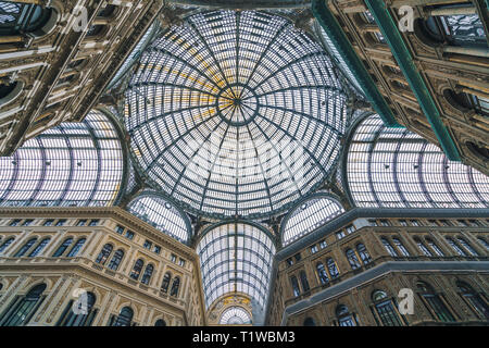 Neapel, Italien - 05. November 2018 - die Galleria Umberto I, ein öffentlicher Shopping Galerie im Napoli und die Innenräume Stockfoto
