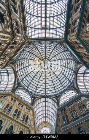 Neapel, Italien - 05. November 2018 - die Galleria Umberto I, ein öffentlicher Shopping Galerie im Napoli und die Innenräume Stockfoto