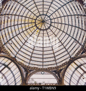 Neapel, Italien - 05. November 2018 - die Galleria Umberto I, ein öffentlicher Shopping Galerie im Napoli und die Innenräume Stockfoto