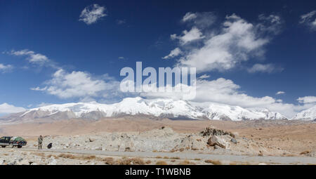 Bergpanorama - Karakorum Highway V (Provinz Xinjiang, China) Stockfoto