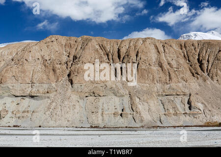 Felsformationen an der Autobahn von Karakorum (Provinz Xinjiang, China) Stockfoto