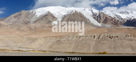 Bergpanorama - an der Autobahn von Karakorum dem ICH (Xinjiang, China) Stockfoto