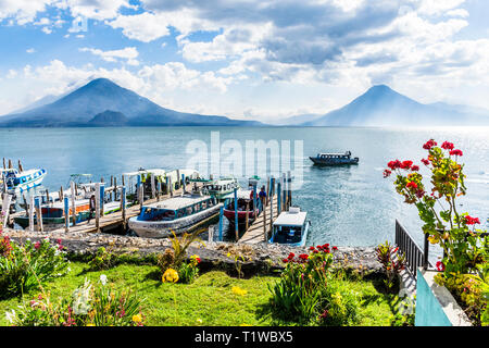 Panajachel, Atitlan See, Guatemala - 8. März 2019: Boote, Stege, See & Vulkane Toliman, Atitlan See & San Pedro in Panajachel am Atitlán-See. Stockfoto