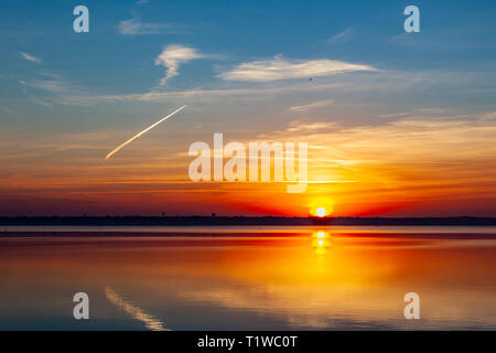 Schönes Bild Blick über See Overholser in Oklahoma mit Sonnenaufgang am Horizont mit blau und orange Tönen. Sky Reflexion über Wasser. Stockfoto