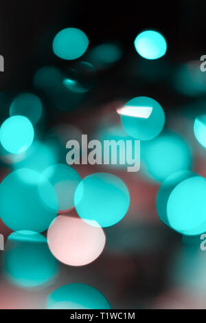 Zusammenfassung Hintergrund von Neonlicht. Die Lichter sind unscharf Stockfoto