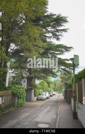 Suburban Wohnstraße mit modernen Backsteingebäude Häuser und Autos entlang der Straße geparkt Stockfoto