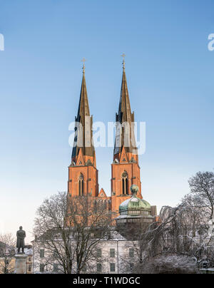 Die Kathedrale und das gustavianum in der Nacht im Winter. Blick von der University Park, Uppsala, Schweden, Skandinavien Stockfoto