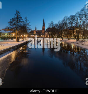 Winter in der Dämmerung durch die fyris Fluß in der Mitte von Uppsala, Schweden, Skandinavien Stockfoto