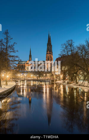 Winter in der Dämmerung durch die fyris Fluß in der Mitte von Uppsala, Schweden, Skandinavien Stockfoto