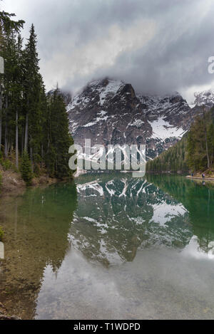 See Pragser auch als Lago di Braies bekannt. Der See wird von den Bergen, die im Wasser spiegeln umgeben. 1. Punkt des Trekking route Alt Stockfoto