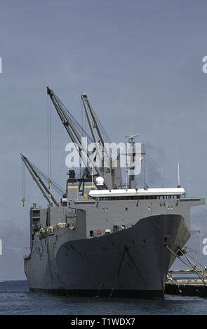 29th. Oktober 1993 das riesige Frachtschiff der US-Marine Administration, USNS Denebola, liegt im Hafen von Mogadischu in Somalia. Es ist im Prozess der Entladung von Lastwagen, Tanks, verschiedene andere Fahrzeuge und Truppen. Stockfoto