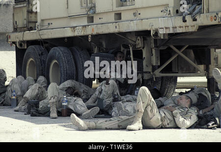 29. Oktober 1993 US-Soldaten des 24. Infanterie Division, 1.BATAILLON der 64th Armored Regiment Pause im Schatten nach nur per Schiff in den Hafen von Mogadischu in Somalia angekommen. Stockfoto