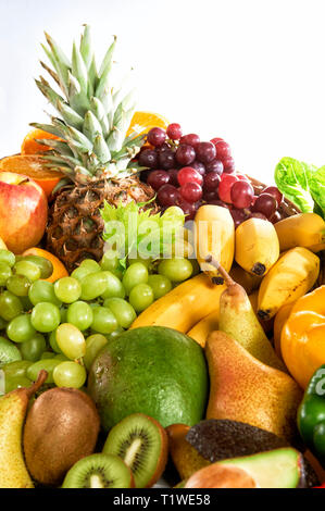 Verschiedene Obst- und Gemuesesorten aufgetuermt liegen. Stockfoto