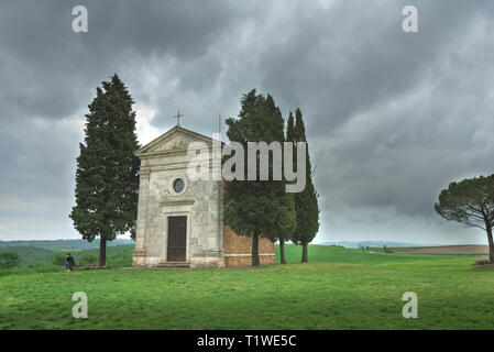 Kapelle von Vitaleta (Cappella della Madonna di Vitaleta), Siena, Toskana, Italien. Dramatische Landschaft Stockfoto