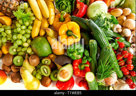Verschiedene Obst- und Gemuesesorten aufgetuermt liegen. Stockfoto