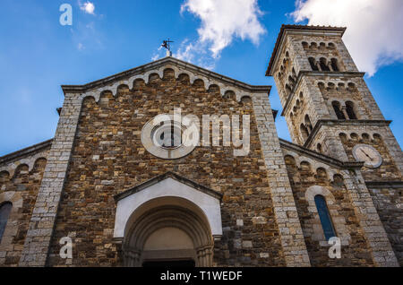 Fassade der Kirche San Salvatore im historischen Zentrum von Castellina in Chianti in der Toskana, Italien. Stockfoto