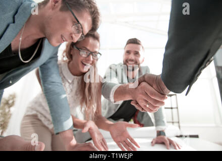 Bis zu schließen. Der Auftragnehmer und Architekt Händeschütteln mit jeder anderen Stockfoto