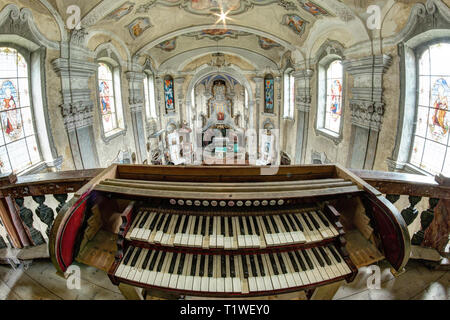 Alte und kaputte Kirchenorgel - Detail der Tastatur - Fish Eye Objektiv Stockfoto