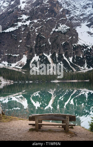 Alpine Lake (Prags Pragser Wildsee). Magie und schöne Szene. Beliebte Touristenattraktion. Ort Dolomiti, Nationalpark Fanes-Sennes- Stockfoto