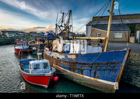 Das ist ein Bild vom alten eine neue Boote in einem Hafen in Irland Günstig Stockfoto