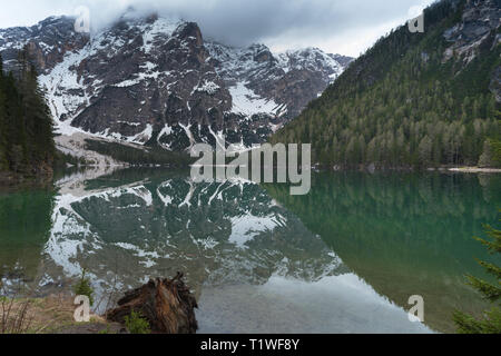 Alpine Lake (Prags Pragser Wildsee). Magie und schöne Szene. Beliebte Touristenattraktion. Ort Dolomiti, Nationalpark Fanes-Sennes- Stockfoto