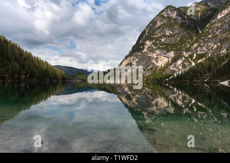 Alpine Lake (Prags Pragser Wildsee). Magie und schöne Szene. Beliebte Touristenattraktion. Ort Dolomiti, Nationalpark Fanes-Sennes- Stockfoto