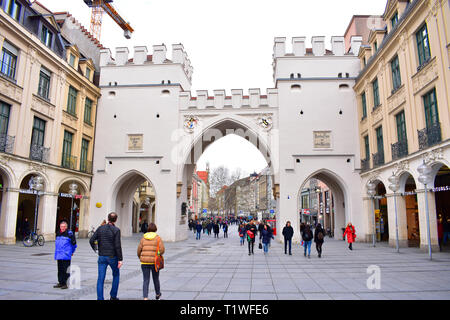 Der große Torbogen "Karlstor" in der Innenstadt von München. Stockfoto