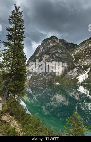 Alpine Lake (Prags Pragser Wildsee). Magie und schöne Szene. Beliebte Touristenattraktion. Ort Dolomiti, Nationalpark Fanes-Sennes- Stockfoto