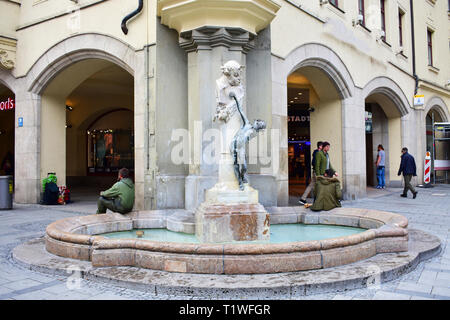 Brunnen am Stachus in München. Stockfoto