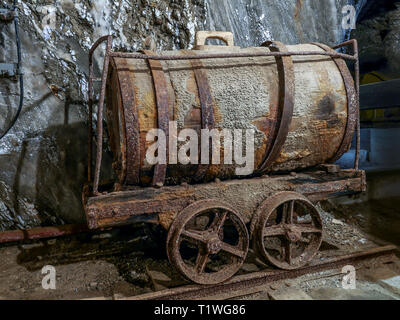 BOCHNIA, Polen - 4 Mai, 2013: alte Salzbergwerk gelbe Zug mit Drehgestellen in Bochnia Salzbergwerk, Polen Stockfoto